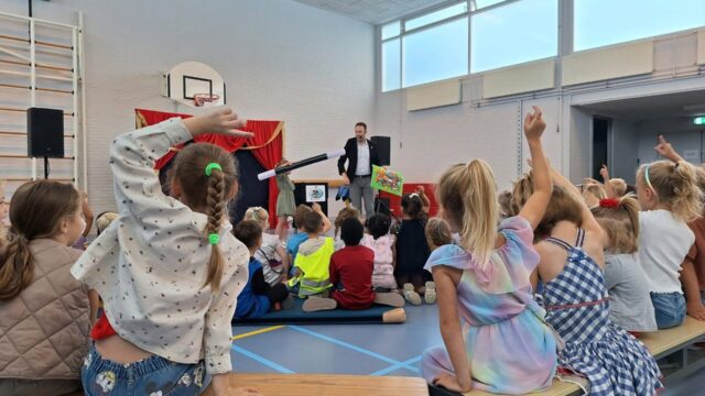 Lars-schoolvoorstelling-goochelaar-gymzaal